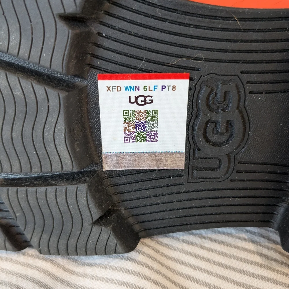 UGG Droplet Rain Boot - Picture 8 of 8